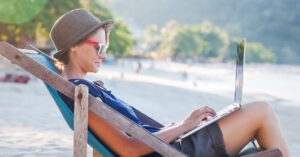 Beste Orte für Digitale Nomaden - Destinationen und Hotspots - Arbeiten mit Laptop von überall am Strand