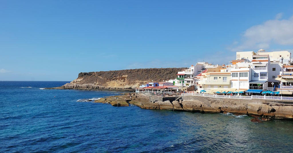 La Caleta Dorf mit Küstenpromenade