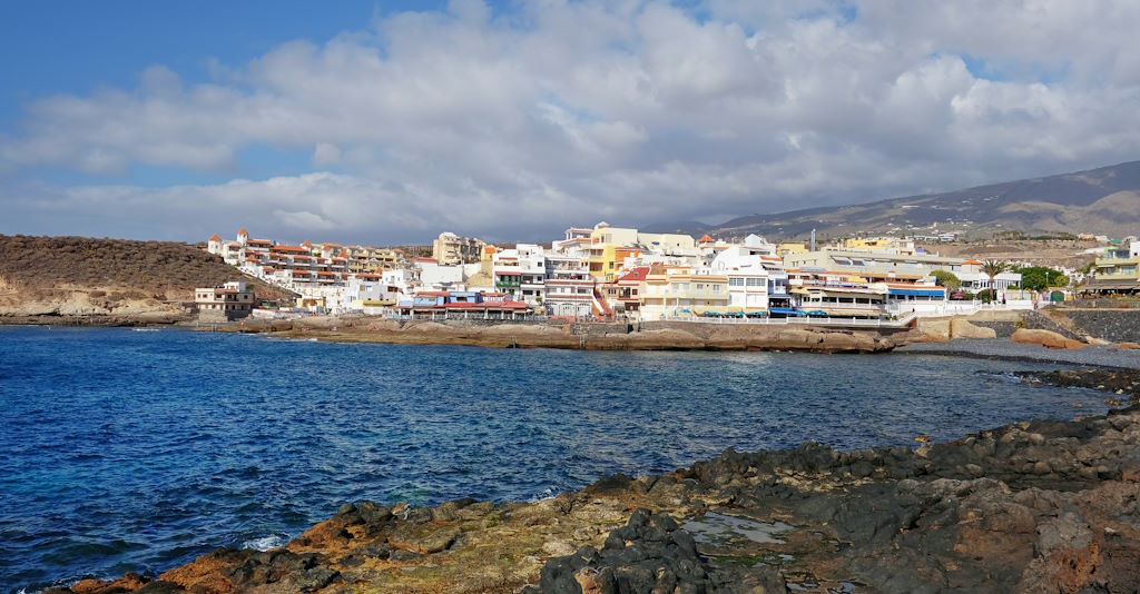 La Caleta Fischerdorf von der Küste aus in der Bucht mit Strand