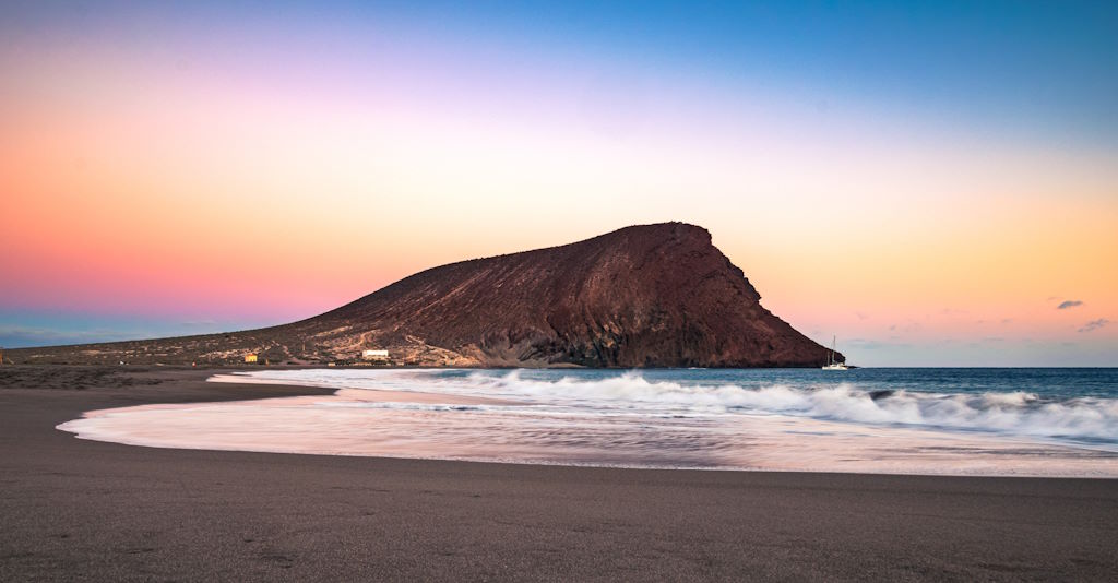 Montaña Roja am Strand Playa de la Tejita auf Teneriffa
